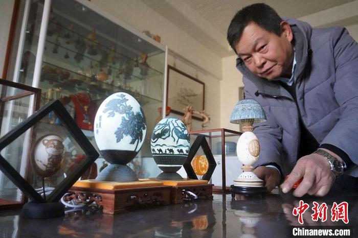 圖為吳義澤展示的最新創(chuàng)作的蛋雕作品?！【琶赖ぴ?攝