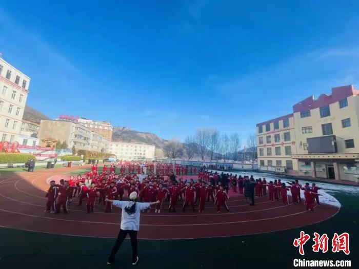 圖為街舞老師教授藏族學(xué)子跳街舞?！￡惿菩?攝