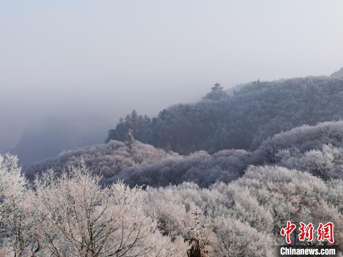 圖為連綿山脈，皆是白色?！⌒煺袢A 攝