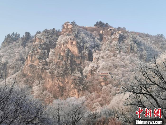 圖為崆峒山霧凇景色?！⌒煺袢A 攝