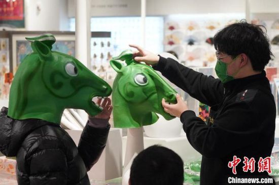 圖為“神馬來了”銅奔馬頭套?！【琶赖┰?攝