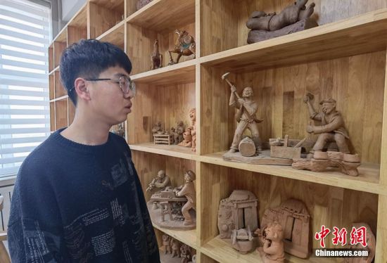 圖為學(xué)生介紹作品。 劉玉桃 攝