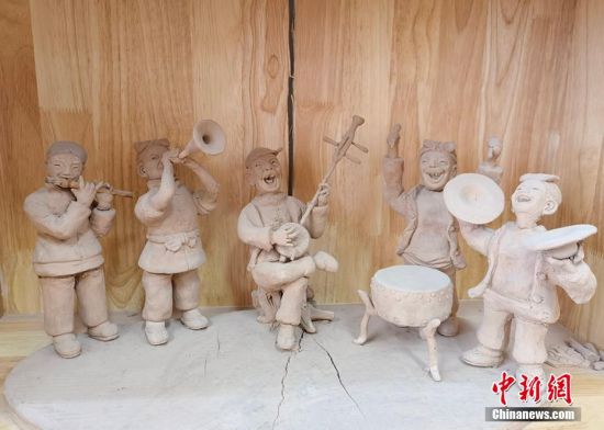 圖為泥塑作品展現(xiàn)人們娛樂(lè)場(chǎng)景。 劉玉桃 攝