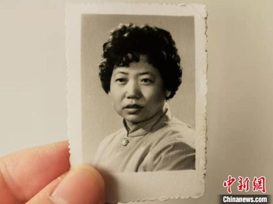 圖為20世紀80年代，蘭州照相館拍攝的人物肖像照，如今仍然有很多人選擇拍攝這樣的照片留作紀念?！⊥跄劣?攝