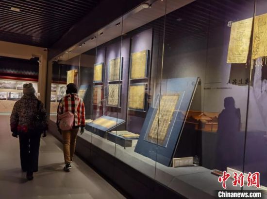 圖為蘭州市民參觀博物館展品。　徐雪 攝