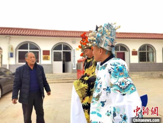 圖為69歲的“苦水高高蹺”國家級傳承人巨海全(左一)，叮囑徒弟們高高蹺練習(xí)技巧要領(lǐng)?！￠Z姣 攝