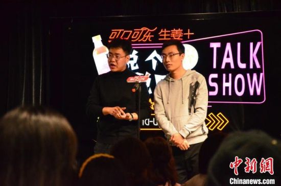 圖為脫口秀演員搭檔表演?！钅?攝