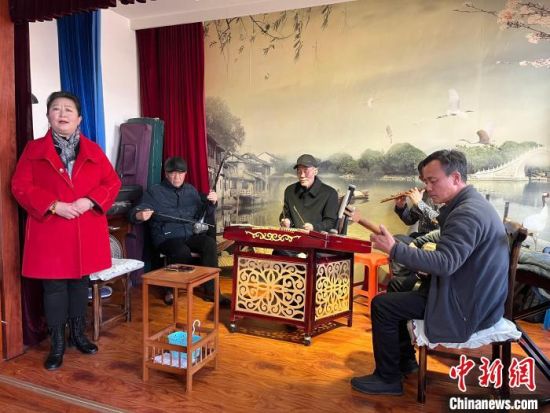 圖為蘭州鼓子表演者王常玉登臺演唱，她是這項入列國家級非物質(zhì)文化遺產(chǎn)的曲藝表演者中，為數(shù)不多的女演員?！堨下?攝