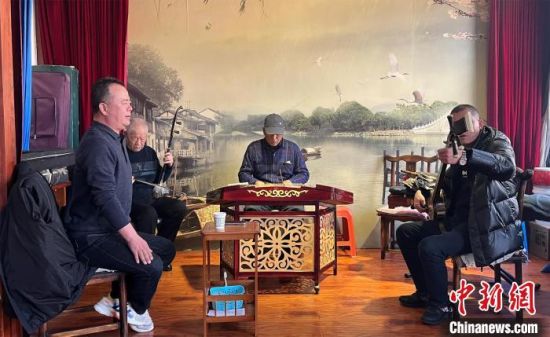 圖為蘭州鼓子愛好者在傳習所內(nèi)互相搭檔上臺演出?！堨下?攝