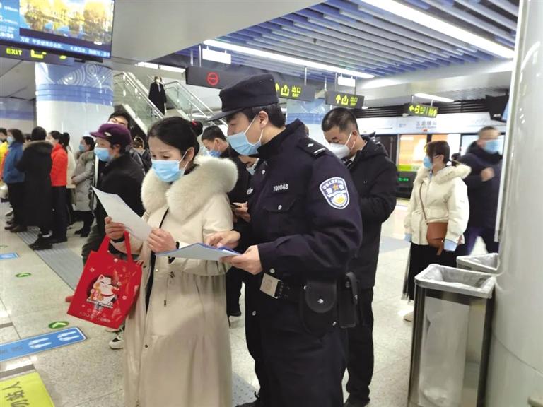 講解詐騙套路 普及“斷卡”常識 蘭州城關(guān)公安分局、交通治安分局聯(lián)合反詐宣傳進(jìn)地鐵