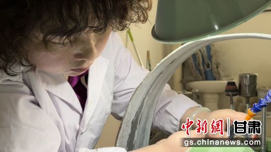 夜光杯制作學(xué)徒謝小琴坦言，雖工作枯燥，但是能夠掌握國家級非遺技藝是很自豪的。王牧雨 攝