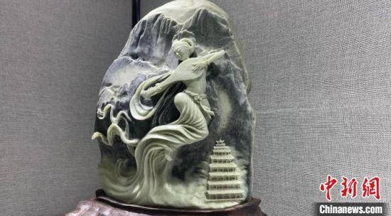 圖為李學(xué)平的玉雕作品?！「攥?攝