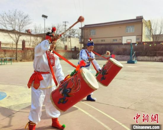 圖為劉玉均(右一)身穿青花服與隊員一起練習動作。　張婧 攝