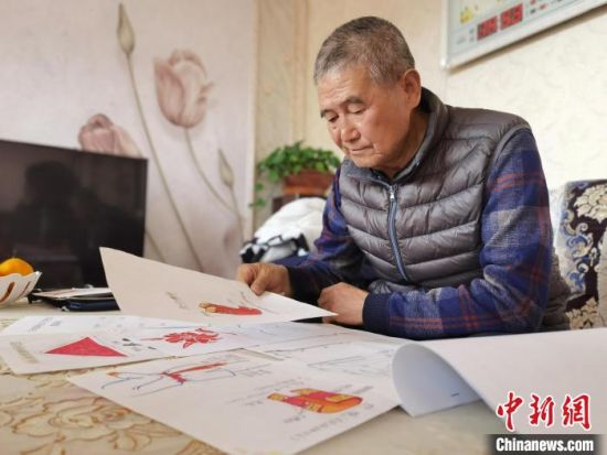 圖為陸鵬飛向記者展示多年帶隊的手寫筆記。　張婧 攝
