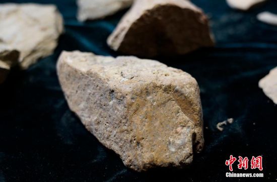 圖為靜寧縣賈河鄉(xiāng)竇坪村出土的石器。 夏劍鋒 攝