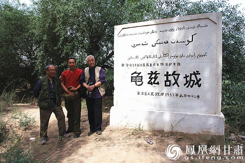 庫車是古代龜茲語，意為“龜茲人的城”，乃絲綢之路重鎮(zhèn)。2016年，蘇朗（右）、文巖（左）等藝術(shù)家前往庫車龜茲故城遺址采風。楊文遠 攝
