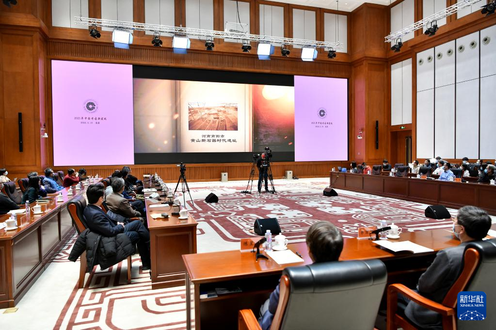 3月18日，在“中國(guó)社會(huì)科學(xué)院考古學(xué)論壇·2021年中國(guó)考古新發(fā)現(xiàn)”上，參會(huì)人員觀看宣傳視頻。