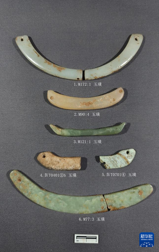 河南南陽(yáng)市黃山新石器時(shí)代遺址出土的屈家?guī)X文化玉璜（資料圖）。