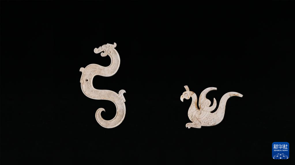 江西樟樹市國(guó)字山戰(zhàn)國(guó)墓葬出土玉龍、玉鳳（資料圖）。