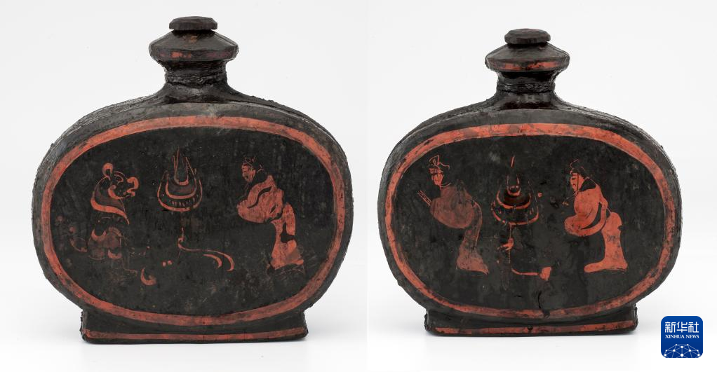 湖北云夢(mèng)縣鄭家湖戰(zhàn)國(guó)秦漢墓地出土扁壺（資料圖）。