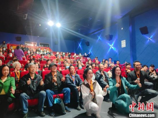 《浴血誓言》主創(chuàng)團(tuán)隊(duì)與到場(chǎng)的紅軍后代合影?！￡愡x斌 攝