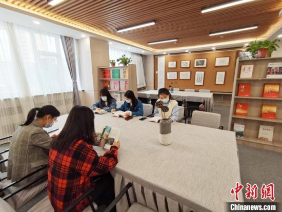 近日，在國網(wǎng)甘肅電力黨校職工書屋，正在舉行青年職工讀書交流活動。　徐雪 攝