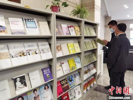 圖為國網(wǎng)甘肅電力黨校的職工書架?！⌒煅?攝