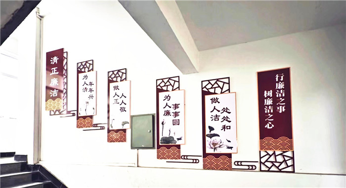 圖為成縣鐔河鄉(xiāng)政府機關(guān)走廊廉政文化墻.jpg