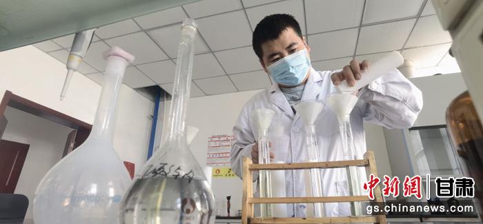 圖為甘肅科技集團(tuán)化工研究院有限責(zé)任公司工作人員正在做實(shí)驗(yàn)。魏建軍 攝