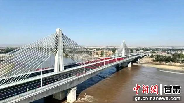 圖為靖遠(yuǎn)金灘黃河大橋航拍圖。靖遠(yuǎn)縣委宣傳部供圖