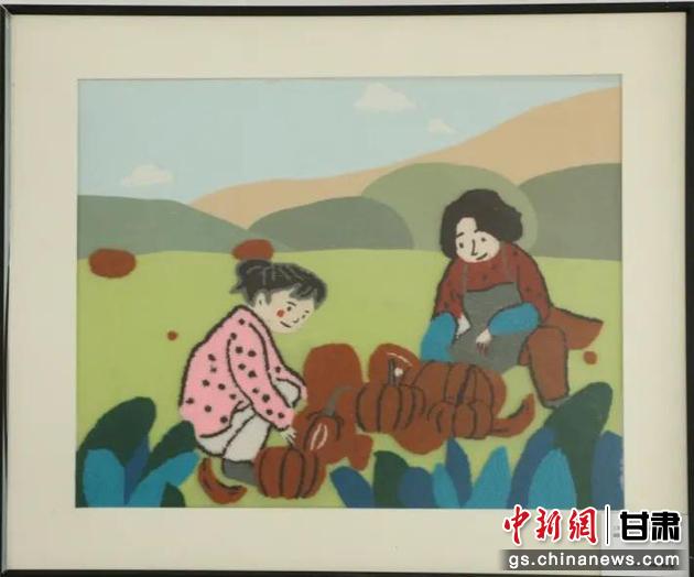 嘉峪關市新城鎮(zhèn)新城村農(nóng)業(yè)產(chǎn)業(yè)園區(qū)內(nèi)，母女兩人在摘南瓜。刺繡 馬艾米乃 繡稿 敬紅霞