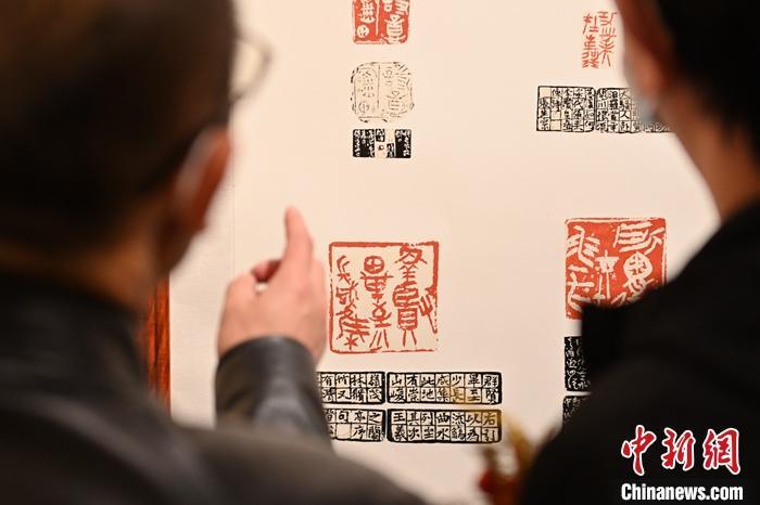 圖為甘肅蘭州，參展作品吸引參觀者。 中新社記者 李亞龍 攝