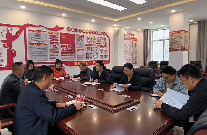 10月19日，康縣紀(jì)委監(jiān)委組織部分班子成員，辦公室、信訪室、案管室、審理室、紀(jì)檢監(jiān)察室等相關(guān)工作人員開展黨的二十大報(bào)告專題討論。.jpg