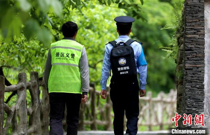 圖為民警背警務(wù)小包在轄區(qū)景區(qū)開展工作。(資料圖) 甘肅省公安廳供圖