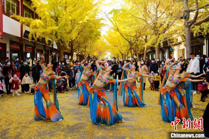 圖為秦州區(qū)文旅局組織的舞蹈隊(duì)帶來的舞蹈《絲路》?！∏刂輩^(qū)委宣布供圖