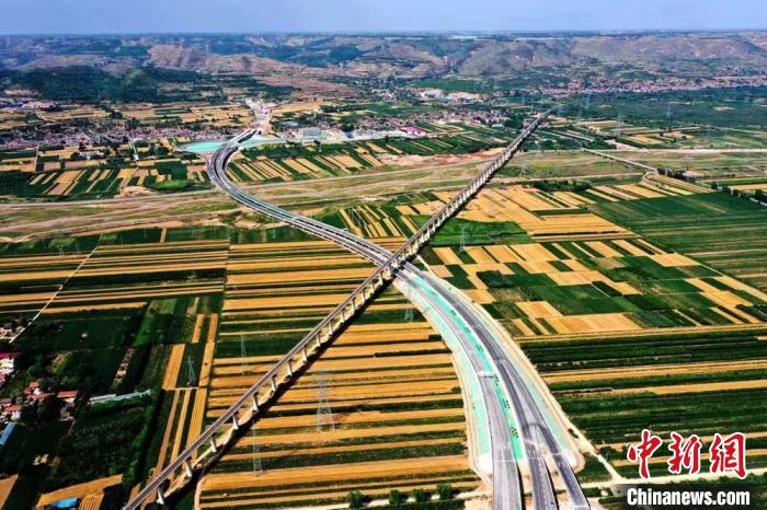 圖為甘肅境內(nèi)的高速公路。(資料圖) 甘肅省交通運輸廳供圖