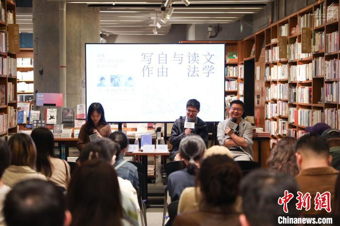 《至少還有文學(xué)》推出：在今天，我們?yōu)槭裁催€需要文學(xué)？