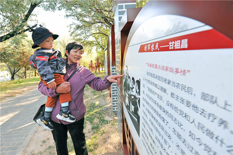 嘉峪關(guān)市紀(jì)委監(jiān)委通過實(shí)施“政治鑄廉、教育促廉、文化育廉、陣地助廉、監(jiān)督固廉”等“五廉”行動，深入推進(jìn)新時代廉潔文化建設(shè)。圖為市民在迎賓湖絲路廉潔文化主題公園“勤廉楷模墻”接受廉潔文化教育。.jpg