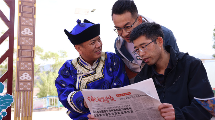 2023年6月8日，甘肅省張掖市肅南裕固族自治縣紅灣寺鎮(zhèn)紀(jì)委工作人員在一小區(qū)廉政文化主題廣場與社區(qū)居民拉家常，宣傳廉潔知識，共話廉潔文化.jpg