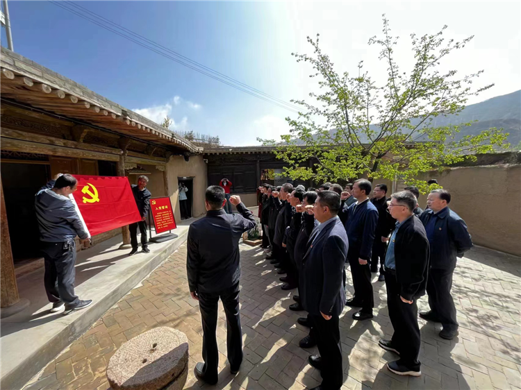 圖為臨夏州紀(jì)委監(jiān)委組織黨員干部在東鄉(xiāng)縣布塄溝黨史教育基地開展革命教育活動，賡續(xù)紅色血脈、汲取奮進(jìn)力量、激發(fā)干事熱情。.png