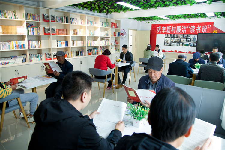 隴南市禮縣開展廉潔書籍進(jìn)農(nóng)家書屋活動，圖為羅壩鎮(zhèn)鞏李新村舉辦的“廉潔讀書班”。.jpg
