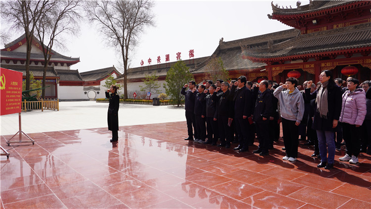 4月6日，為傳承弘揚革命英烈精神，教育引導(dǎo)紀檢監(jiān)察干部筑牢信仰之基、補足精神之鈣、把穩(wěn)思想之舵，永葆忠誠干凈擔當?shù)恼伪旧?。市紀委監(jiān)委組織紀檢監(jiān)察干部赴靜寧縣界石鋪紅軍長征紀念館和莊浪縣梯田紀念館開展廉政教育和革命傳統(tǒng)教育。.jpg
