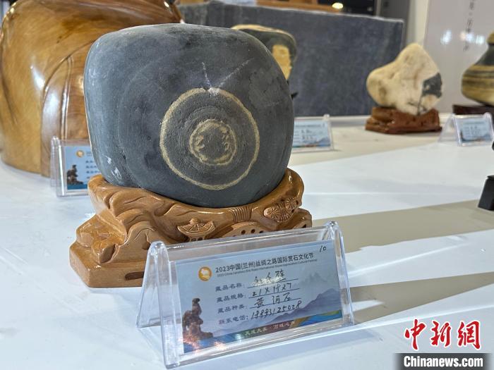 8月3日——7日，2023中國(蘭州)絲綢之路國際賞石文化節(jié)在甘肅國際會(huì)展中心舉行。圖為名為《和氏璧》的黃河石。楊娜 攝</p><p>