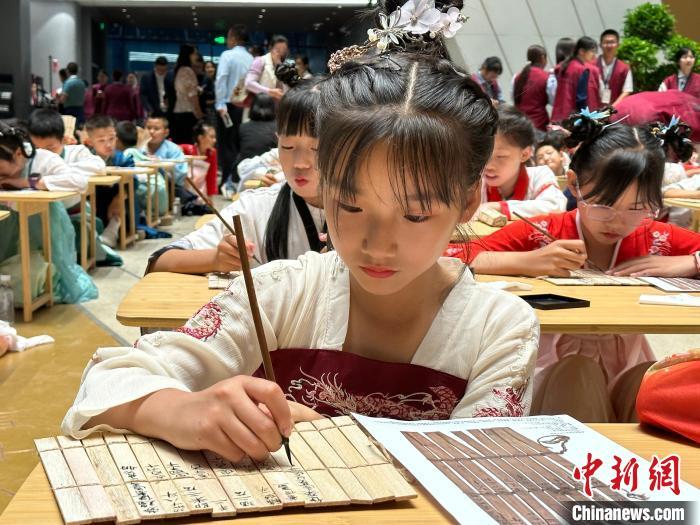 圖為小朋友在甘肅簡牘博物館練習(xí)書法。　中新社記者 戴文昌 攝