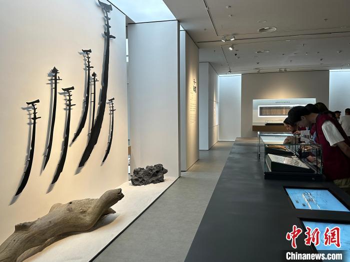 圖為觀眾在甘肅簡牘博物館參觀。中新社記者 戴文昌 攝