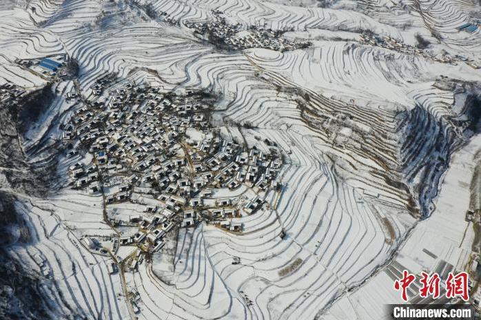 圖為航拍甘肅隴南市西和縣的“雪后鄉(xiāng)村”。(資料圖)張平良 攝