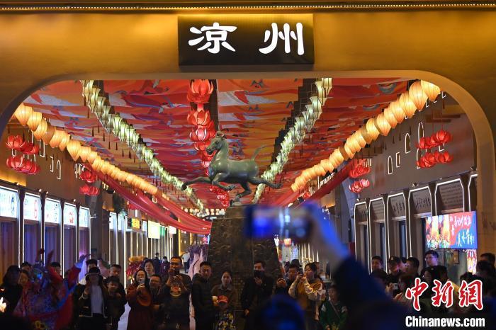 圖為游人拍攝煥然一新亮相的街區(qū)。李亞龍 攝</p>
<p>