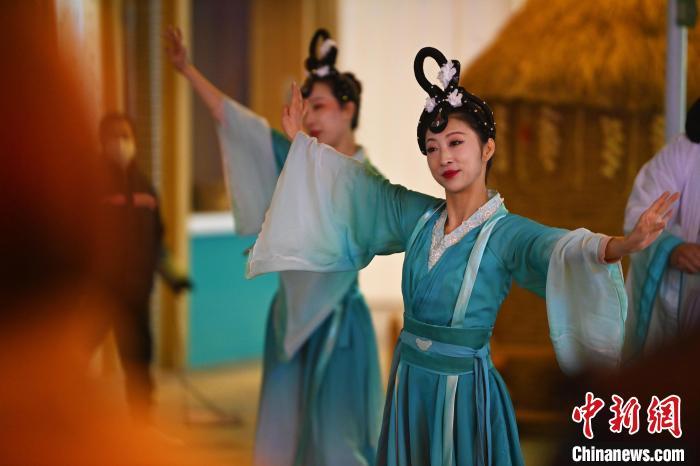 圖為工作人員進(jìn)行舞蹈表演。李亞龍 攝</p>
<p>