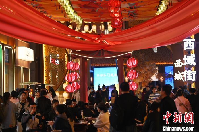 圖為街區(qū)現(xiàn)場(chǎng)游客絡(luò)繹不絕。李亞龍 攝</p>
<p>