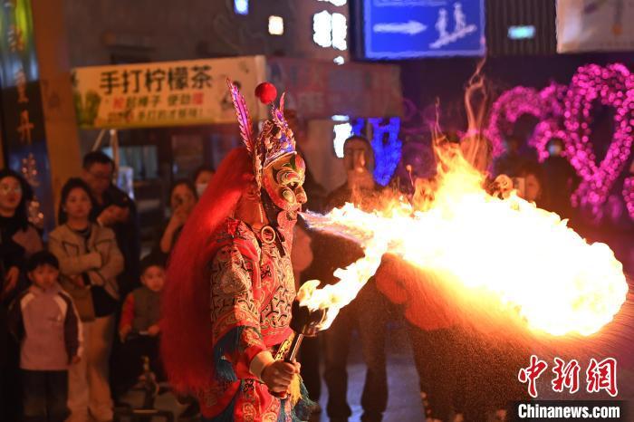 圖為工作人員進(jìn)行雜耍表演。李亞龍 攝</p>
<p>